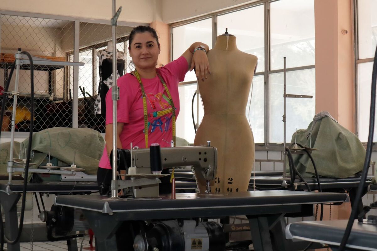 Conoce la inspiradora labor de la maestra Violeta y los alumnos de la Escuela Técnica 121, quienes transforman tela en camas para perritos rescatados.
