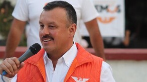 Kito Franco Palomera durante un evento político portando chaleco de Movimiento Ciudadano