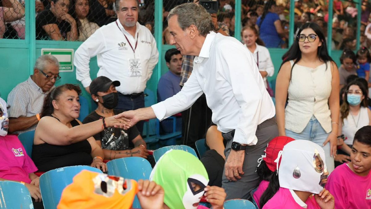 Pepe Chedraui saluda a las mamás de los niños durante la función de lucha libre por el Día del Niño