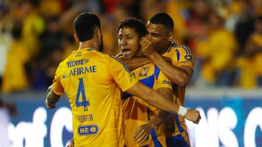 Ozziel Herrera y Joaquim Pereira festejando un gol con Purata.