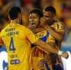 Ozziel Herrera y Joaquim Pereira festejando un gol con Purata.