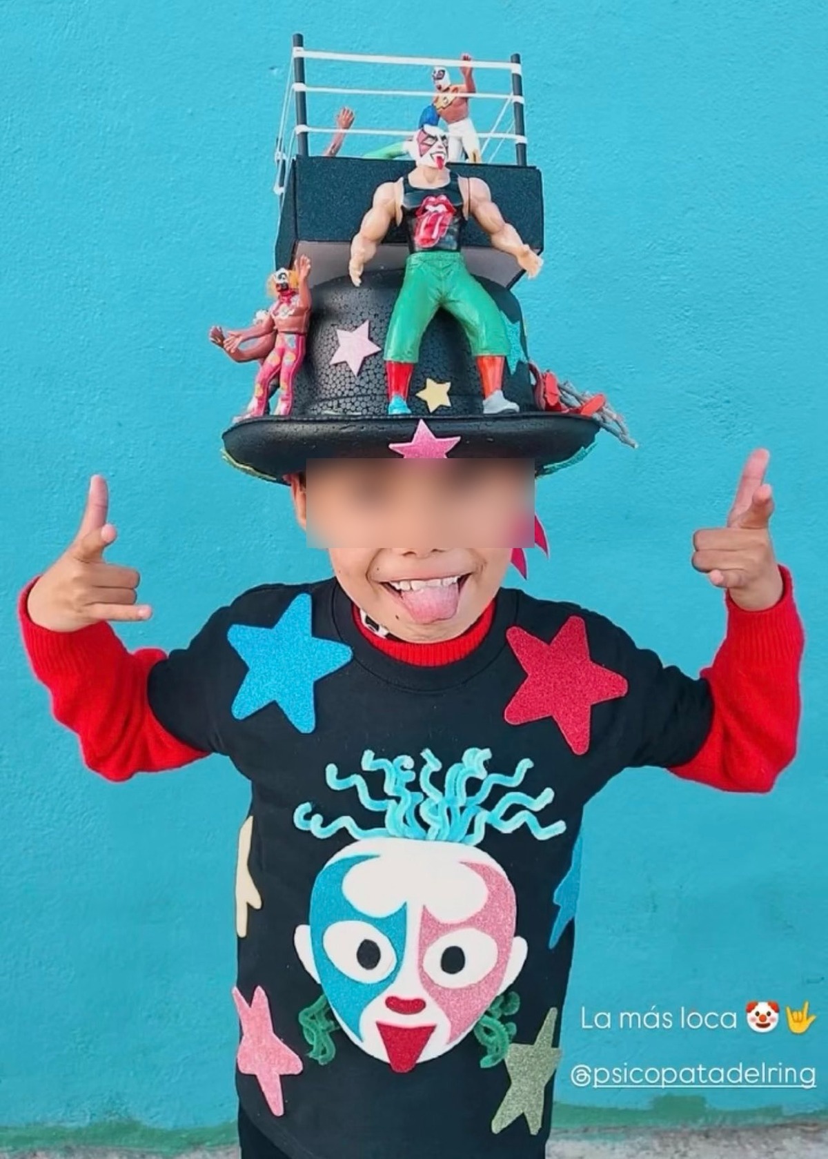 Niño luciendo su peinado loco por el día del niño. El peinado es un diseño de un ring de lucha libre.