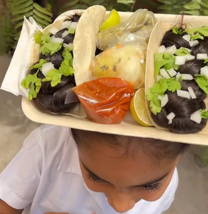 Foto de una niña con peinado loco de tacos.