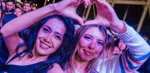 Dos amigas emocionadas en un concierto de la Feria de Puebla