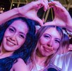 Dos amigas emocionadas en un concierto de la Feria de Puebla