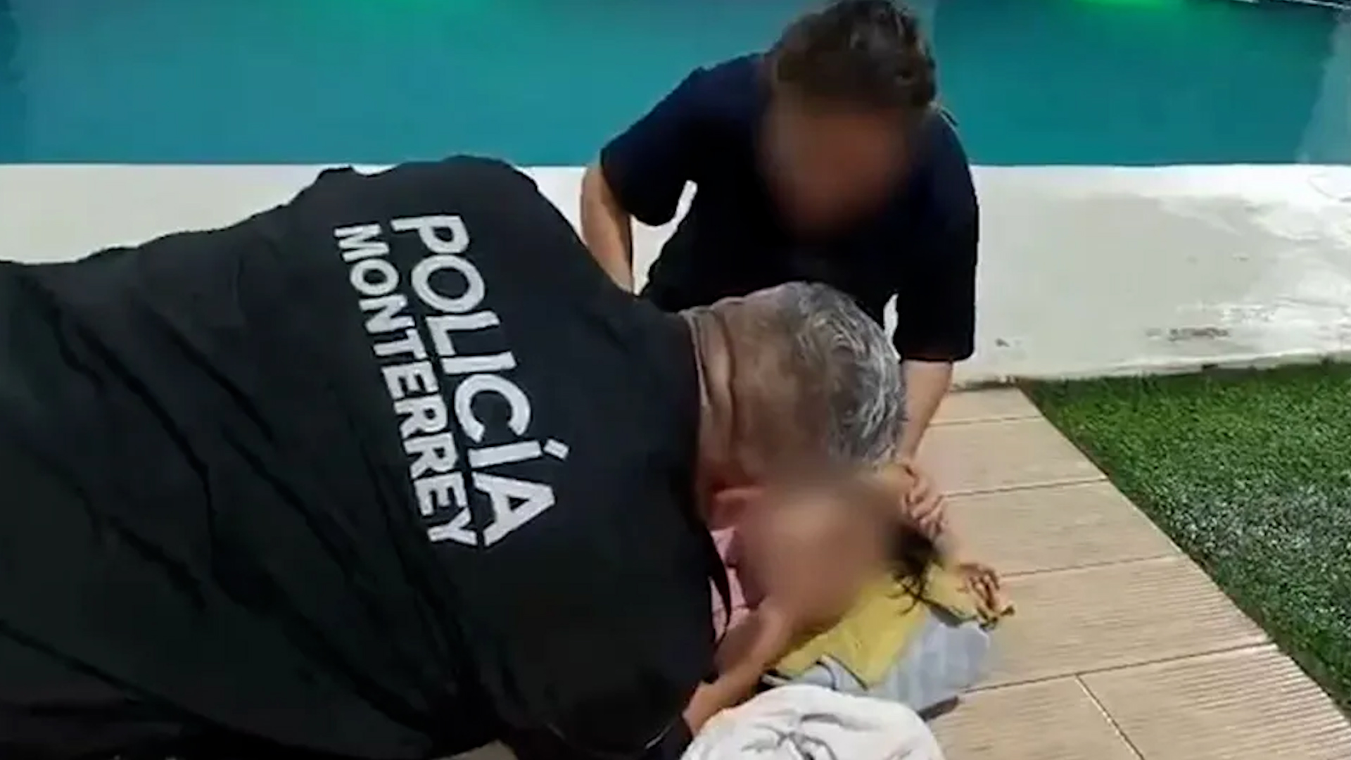 Una niña de siete años fue rescatada por elementos de la Policía de Monterrey, luego de que presuntamente estuviera a punto de ahogarse en una alberca.