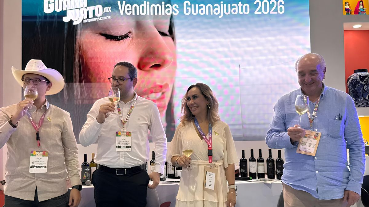 Foto de María Guadalupe Robles León hablando sobre Fiestas de la Vendimia 2026