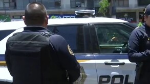 Policías detienen a sujeto que entró armado a un edificio en avenida Insurgentes.