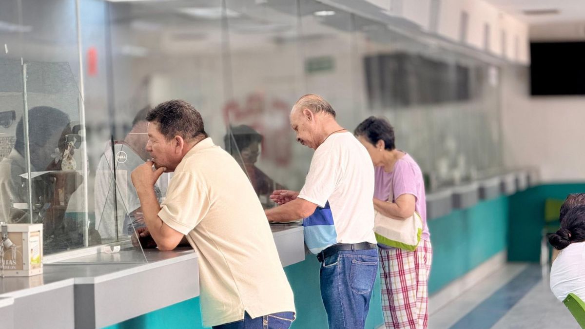 Gente en las oficinas de SIMAS.