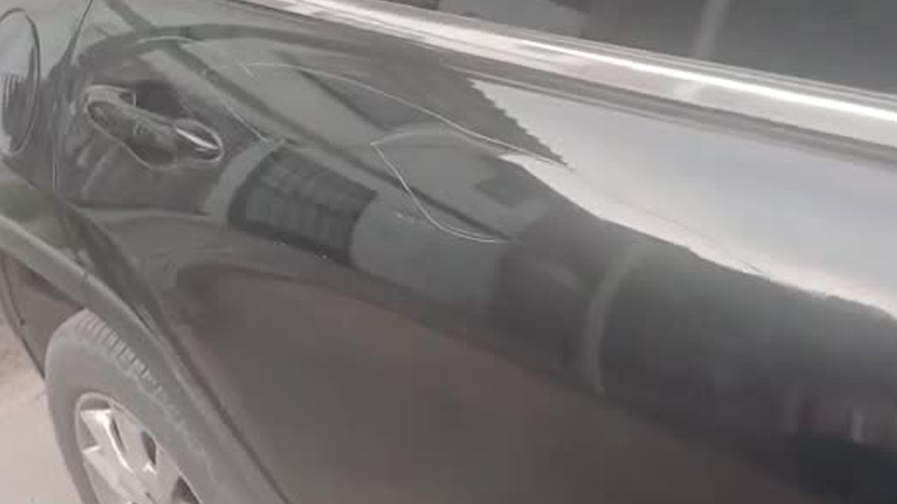 La vandalización de una camioneta en las inmediaciones del Hospital 71 del IMSS ha generado indignación en Torreón.