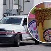 Auto de la Fiscalía de Puebla junto a una cinta roja, con una foto encimada de una michelada.