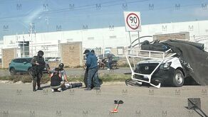 La mañana de este jueves 30 de abril se registró un fuerte accidente tipo volcadura sobre la carretera Irapuato-León, a la altura de la empresa Campo Fresco.