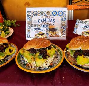 Tres cemitas expuestas durante el evento de anuncio del Festival de la Cemita
