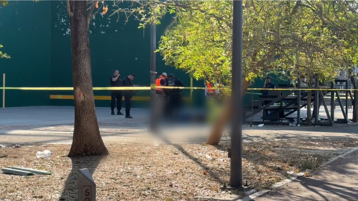 Asesinan a balazos a un hombre al interior de la Unidad Deportiva López Mateos en Guadalajara. Las autoridades investigan este ataque directo.