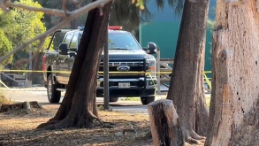 Asesinan a balazos a un hombre al interior de la Unidad Deportiva López Mateos en Guadalajara. Las autoridades investigan este ataque directo.