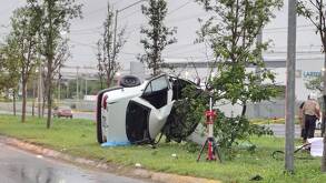 El auto colisionó en forma lateral con una patrulla
