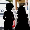 Auto del Semefo junto a la silueta de dos niños.