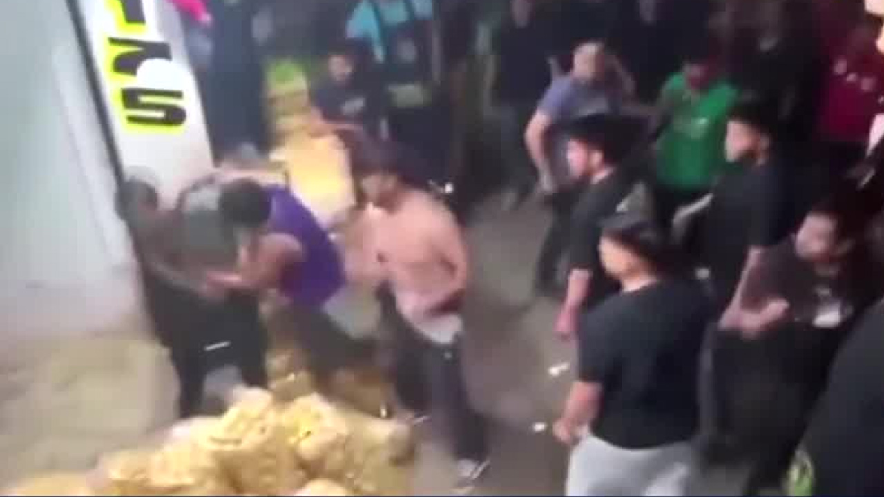 Una pelea campal entre diableros y comerciantes en la Central de Abasto de CdMx quedó grabada y se viralizó.