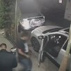 Hombres robando camioneta