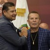 Alejandro Armenta abraza al exboxeador Julio César Chávez.