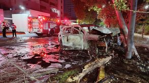 Un joven de 18 años estrelló su vehículo en Avenida Patria tras huir de otro choque. El auto terminó calcinado y el conductor fue detenido. Lee los detalles.
