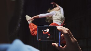 El nuevo Motorola 70 Ultra tomando una fotografía a una bailarina