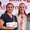 Sheinbaum y Mario Delgado, titular de la SEP, con padres de familia y niños en la entrega de las tarjetas de la beca Rita Cetina en Neza