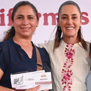 Sheinbaum y Mario Delgado, titular de la SEP, con padres de familia y niños en la entrega de las tarjetas de la beca Rita Cetina en Neza