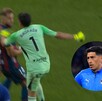 Esteban Andrada golpeando a un rival en LaLiga Española.