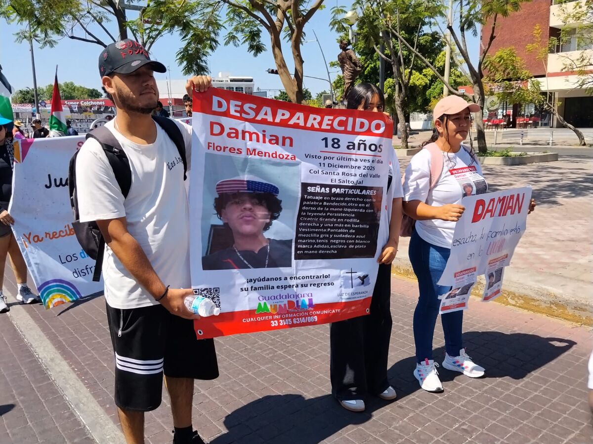 Colectivo con pancartas