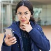 Mujer acudiendo a una entrevista de trabajo falsa