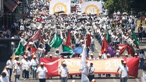 Trabajadores marchan por calles de la ciudad de Puebla.
