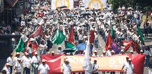 Trabajadores marchan por calles de la ciudad de Puebla.