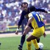 Juan Carlos Vera disputando un partido contra el América jugando para Pumas.