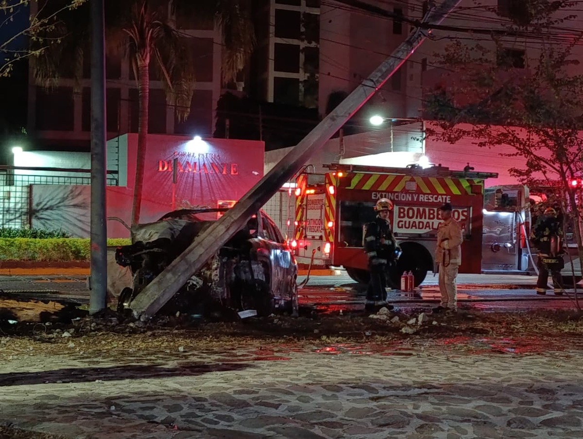 Un joven de 18 años estrelló su vehículo en Avenida Patria tras huir de otro choque. El auto terminó calcinado y el conductor fue detenido. Lee los detalles.
