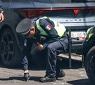 Policías observando balas en el suelo.
