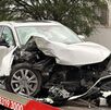 Camioneta destrozada tras chocar contra árbol