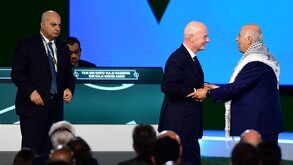 Dirigentes de Israel y Palestina negandose el saludo en Congreso FIFA.