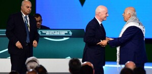 Dirigentes de Israel y Palestina negandose el saludo en Congreso FIFA.