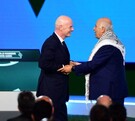 Dirigentes de Israel y Palestina negandose el saludo en Congreso FIFA.