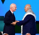 Dirigentes de Israel y Palestina negandose el saludo en Congreso FIFA.