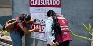 Personal municipal en el centro de rehabilitación clausurado en Tlaquepaque colocando los sellos