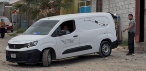 Se observa una camioneta color blanca y dos hombres.