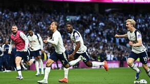 Jugadores del Tottenham festejando el gol de Xavi Simons en la jornada 33 de la Premier League.