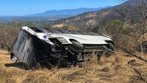 Un autobús turístico procedente de Tlaquepaque sufrió una trágica volcadura en Amatlán de Cañas, Nayarit. El saldo preliminar es de 10 muertos y 25 lesionados.