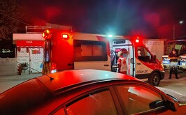 Paramédicos atendiendo a una mujer que fue golpeada por sujetos desconocidos en colonia Zaragoza Sur de Torreón.