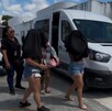 Mujeres rescatadas con mantas negras en la cabeza