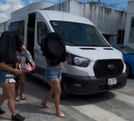 Mujeres rescatadas con mantas negras en la cabeza