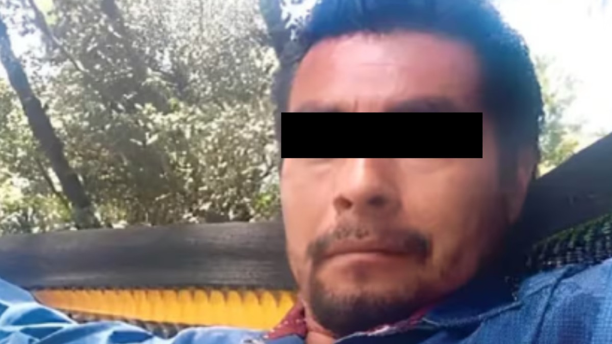 Hombre en la batea de un automóvil, con los ojos tapados con cinta negra.