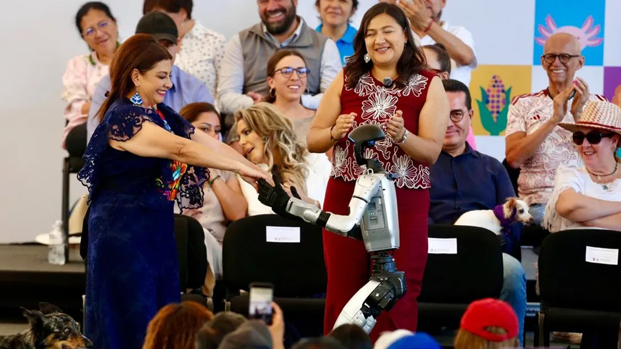 Clara Brugada llamó la atención al bailar con un robot durante la inauguración de la Utopía Ceylán en Azcapotzalco.